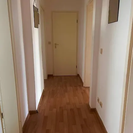 Mit 3 Schlafzimmern, Sehr Grosser Kueche Mit Essbereich Und Balkon In Magdeburg-sudenburg *