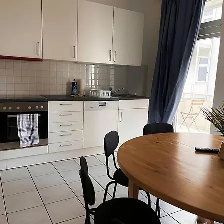 Mit 3 Schlafzimmern, Sehr Grosser Kueche Mit Essbereich Und Balkon In Magdeburg-sudenburg *
