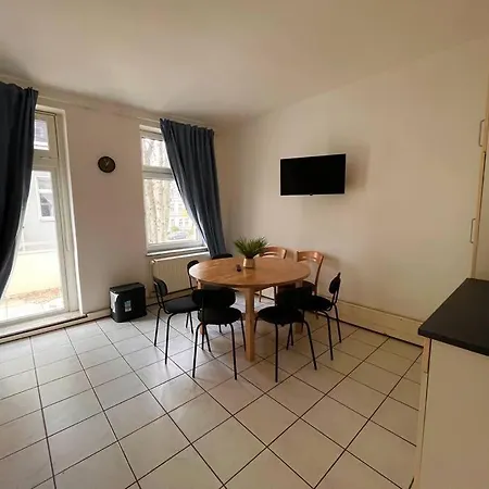Apartment Mit 3 Schlafzimmern, Sehr Grosser Kueche Mit Essbereich Und Balkon In Magdeburg-sudenburg