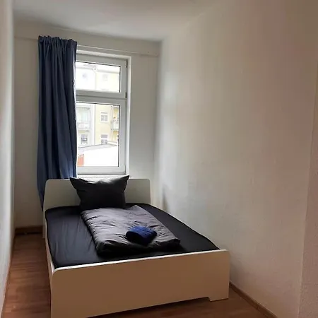 Apartment Mit 3 Schlafzimmern, Sehr Grosser Kueche Mit Essbereich Und Balkon In Magdeburg-sudenburg *